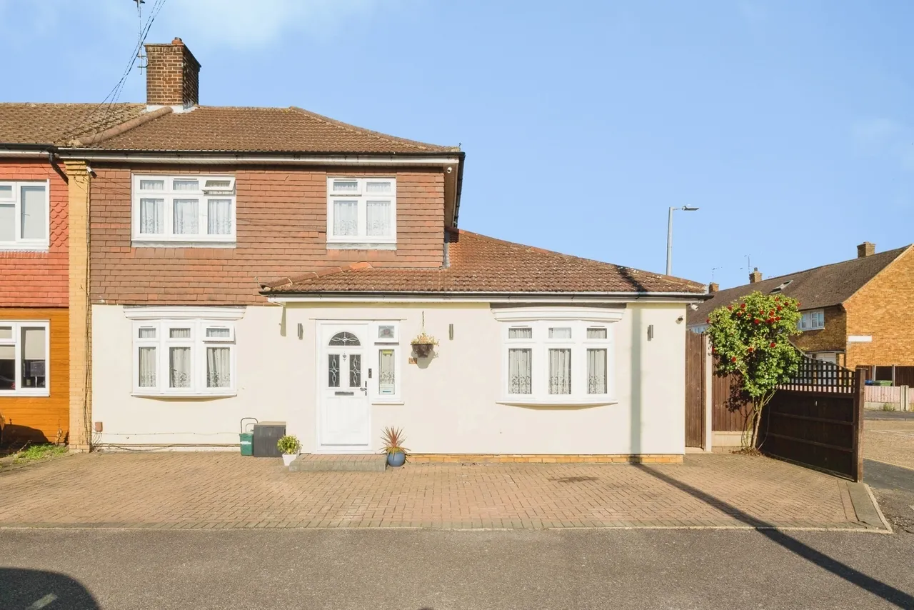 3 bed house for sale — Cherwell Grove, South Ockendon, Essex, RM15