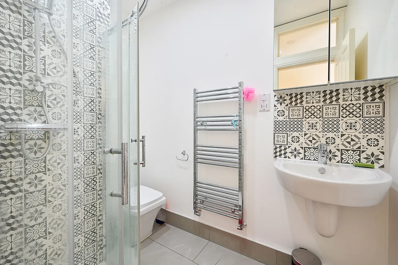 Flat 2, 68 Chatsworth Gardens, London, photo 5