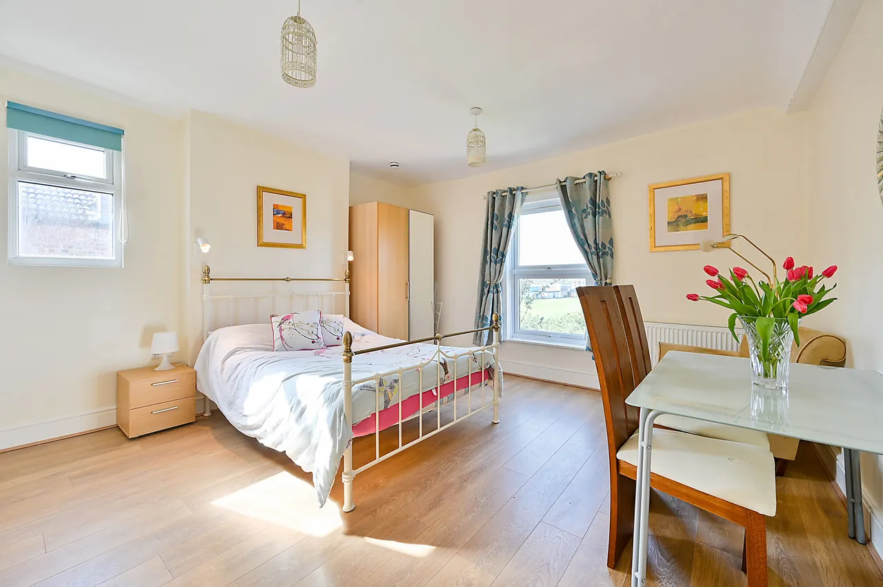 flat to rent — Flat 2, 68 Chatsworth Gardens, London