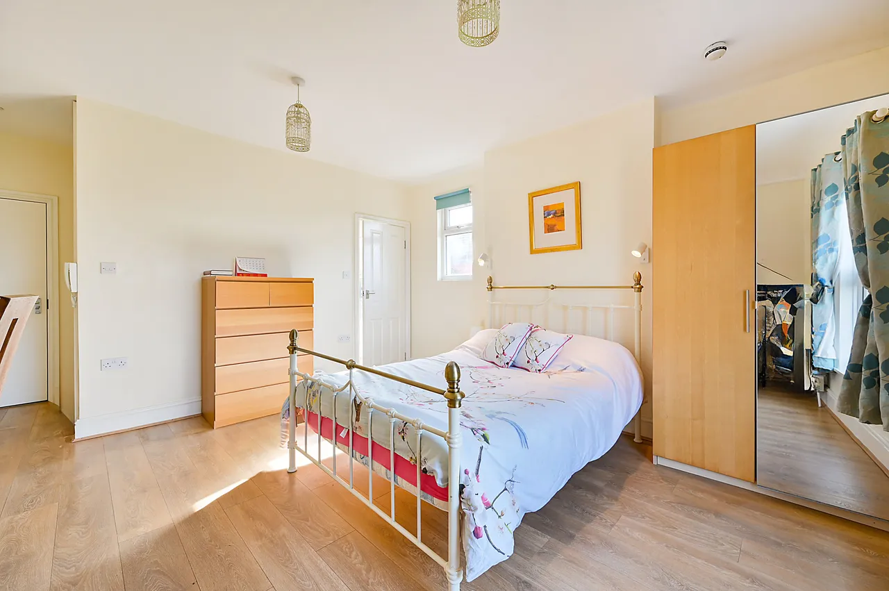 Flat 2, 68 Chatsworth Gardens, London, photo 2