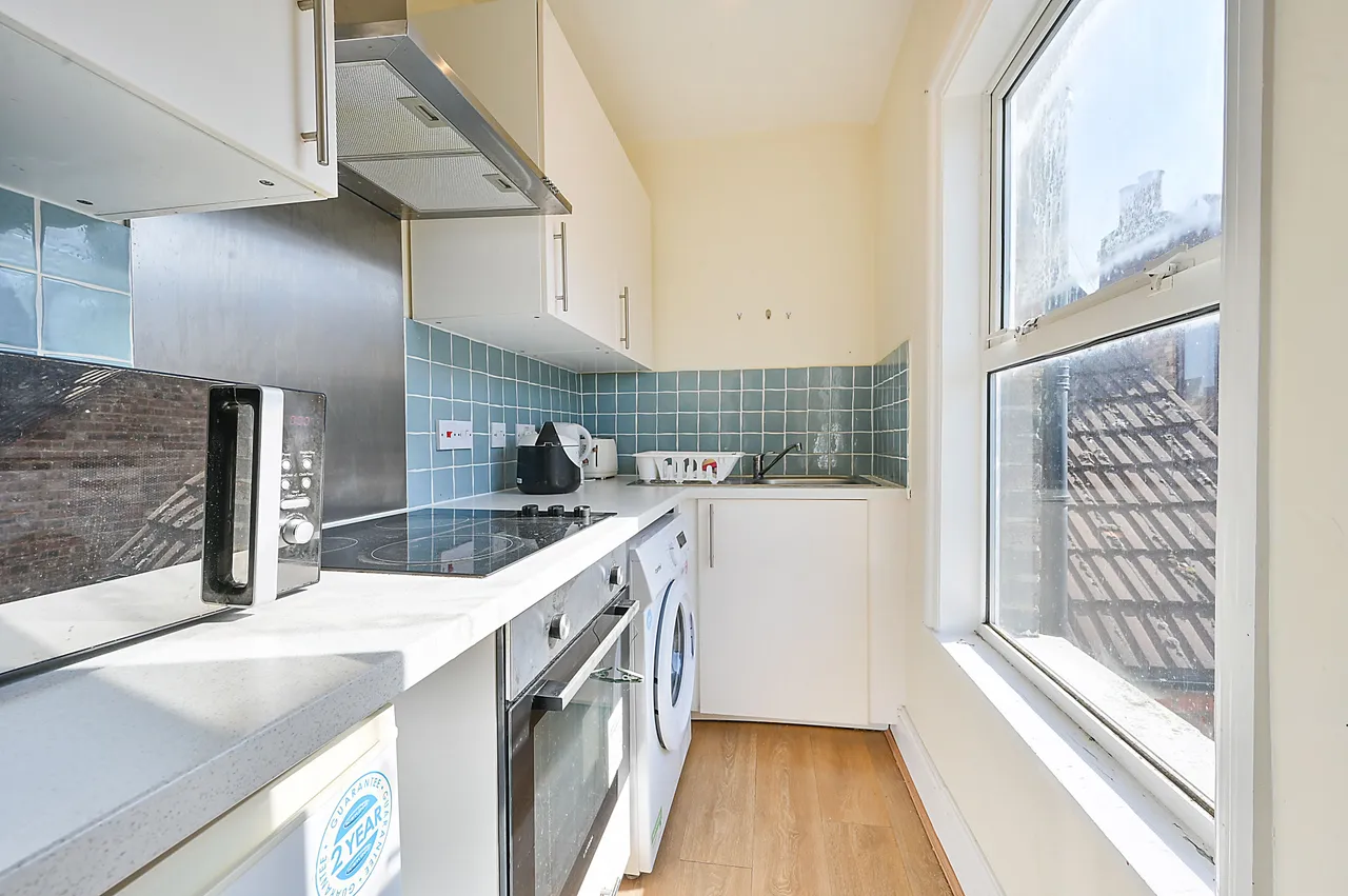 Flat 2, 68 Chatsworth Gardens, London, photo 3