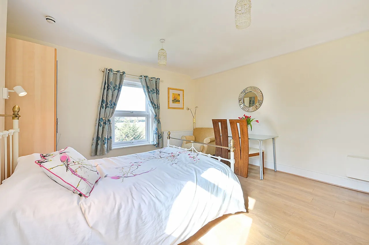 Flat 2, 68 Chatsworth Gardens, London, photo 4