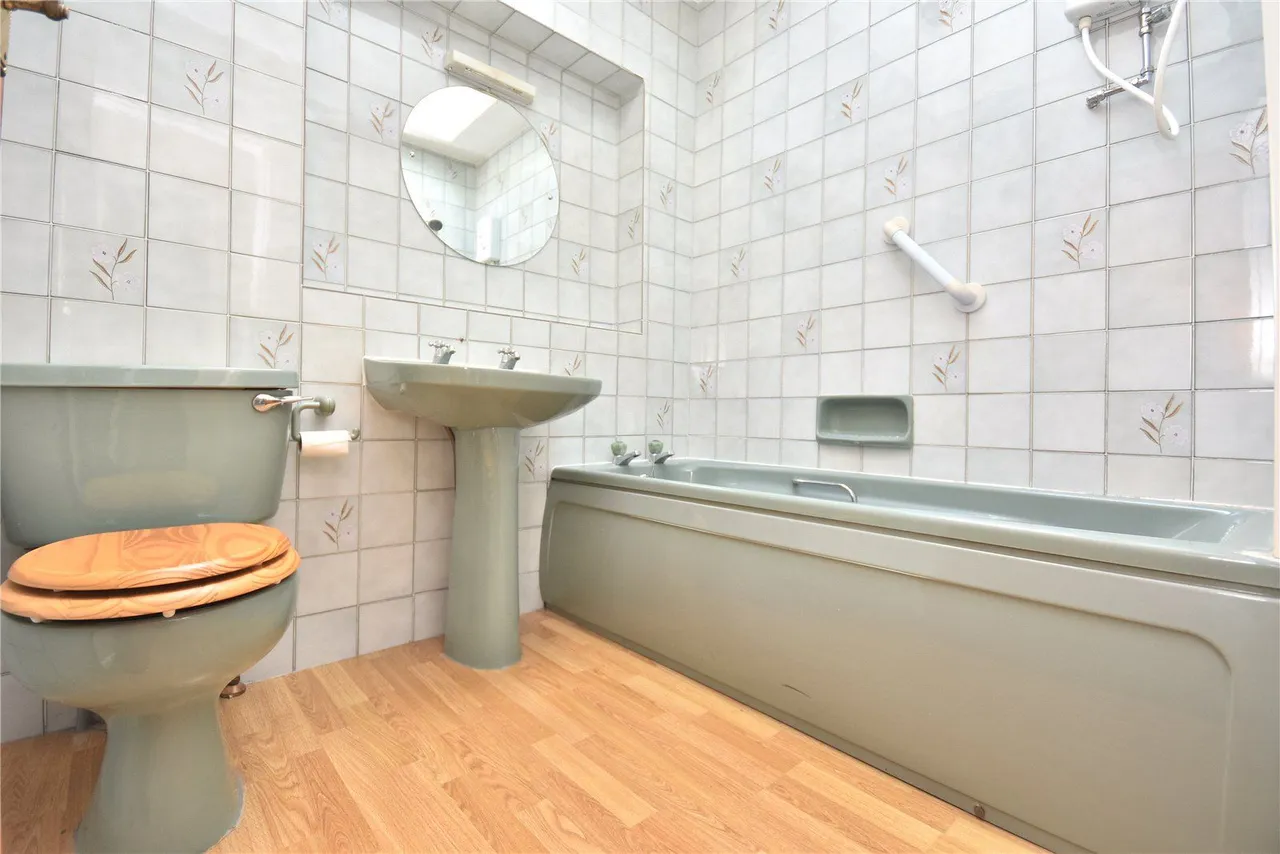 Field End Crescent, Leeds, LS15, photo 11