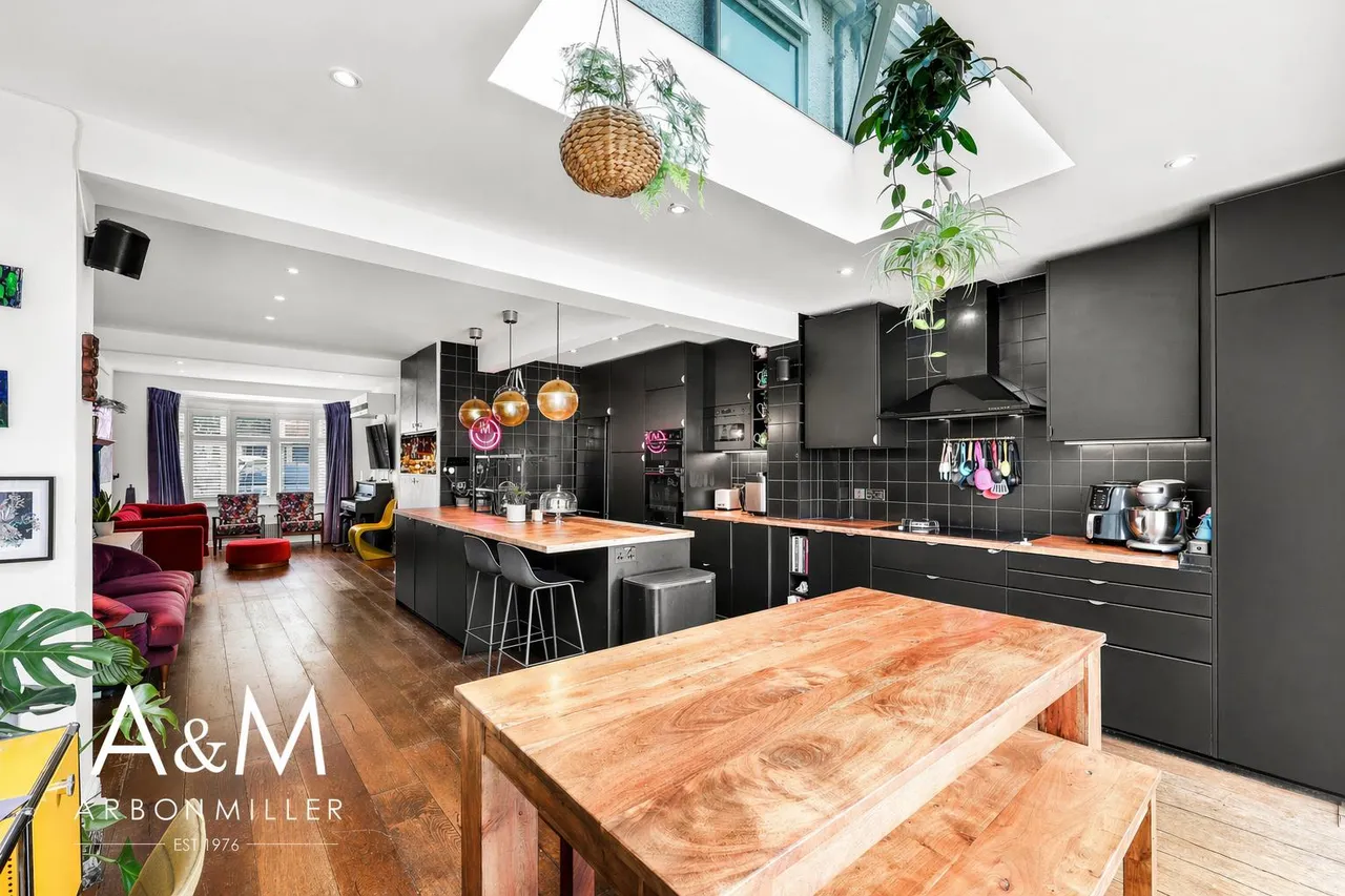 4 bed property for sale — Sheldon Avenue, Clayhall, Essex, Ilford, IG50UD