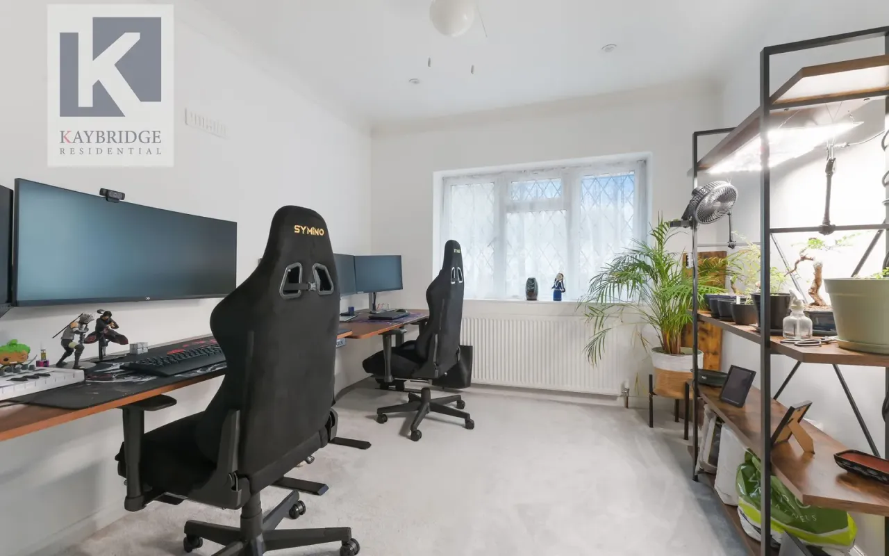 Reynolds Avenue, Chessington, KT9, photo 6