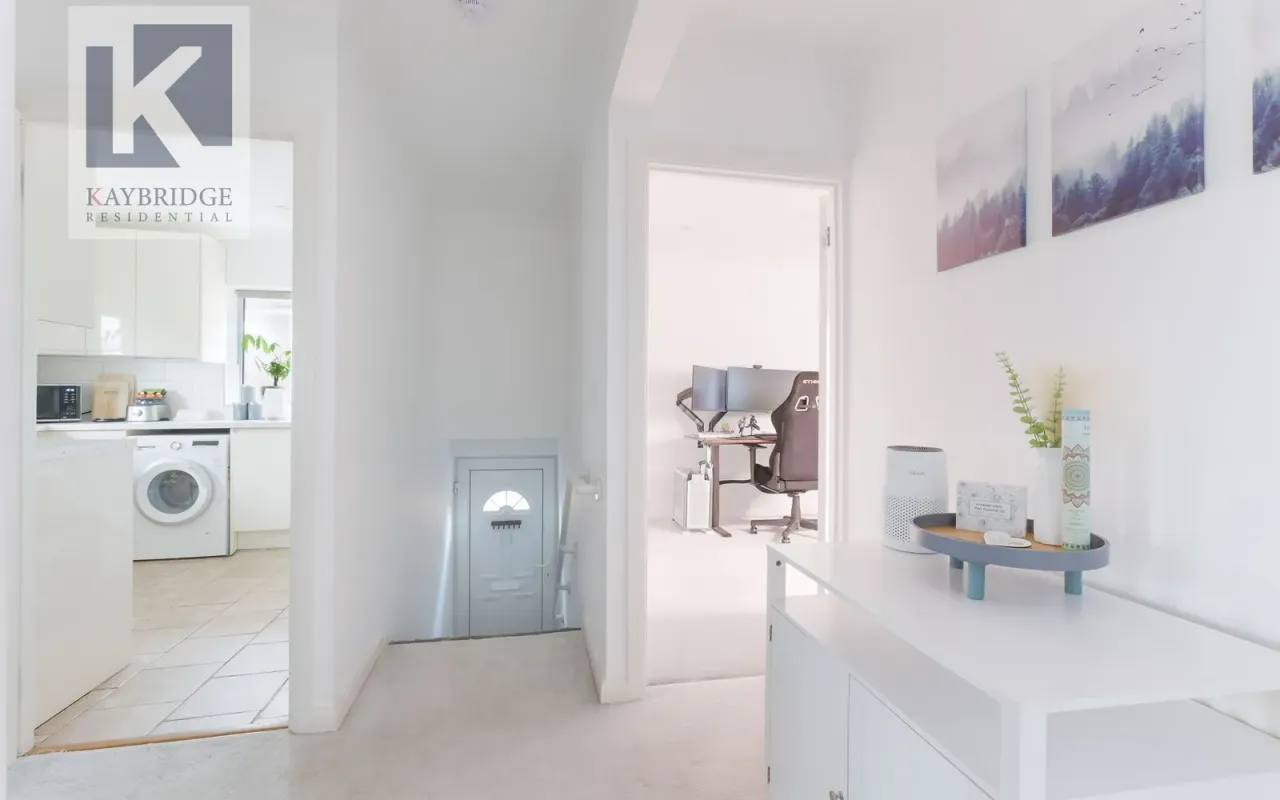 Reynolds Avenue, Chessington, KT9, photo 5