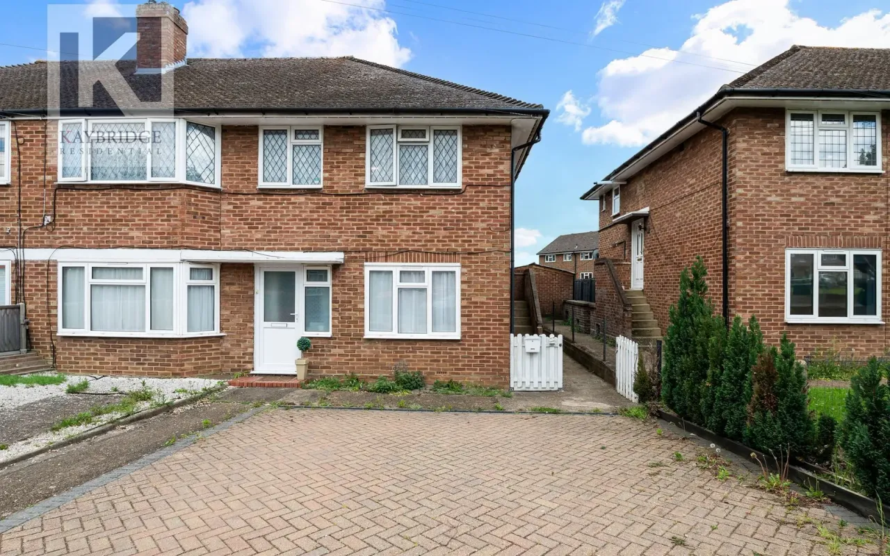 2 bed flat for sale — Reynolds Avenue, Chessington, KT9