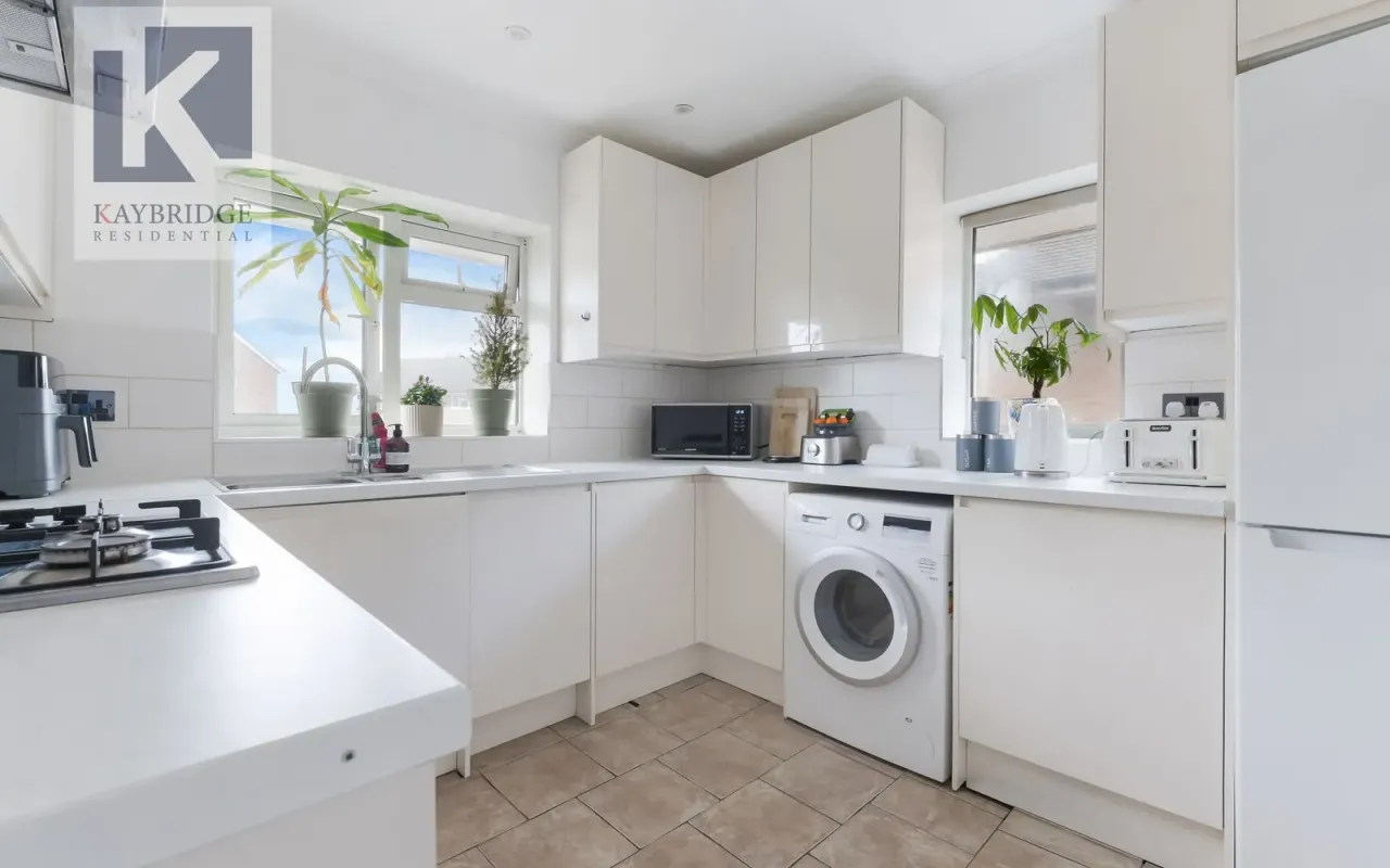 Reynolds Avenue, Chessington, KT9, photo 4