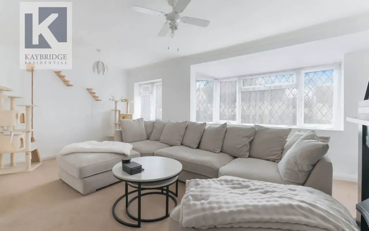 Reynolds Avenue, Chessington, KT9, photo 2