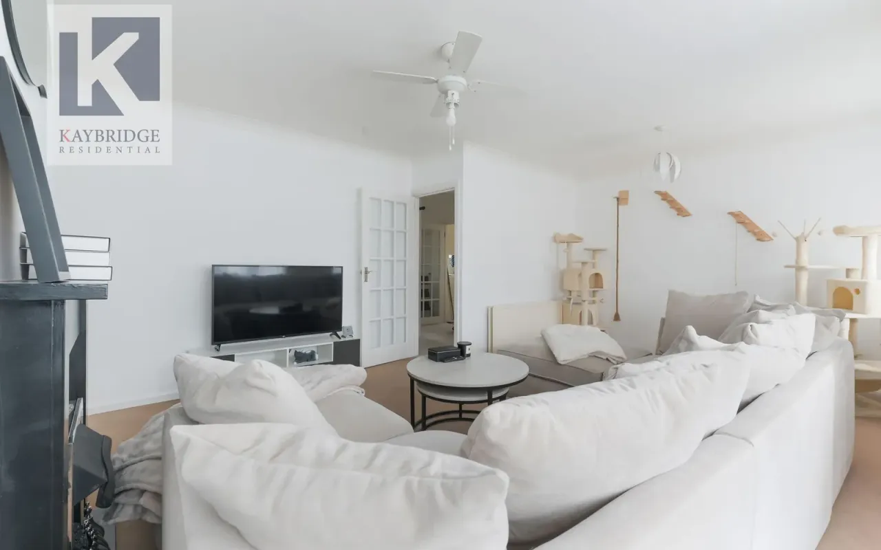 Reynolds Avenue, Chessington, KT9, photo 9