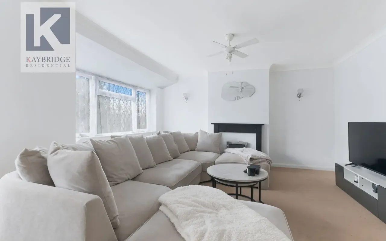 Reynolds Avenue, Chessington, KT9, photo 10