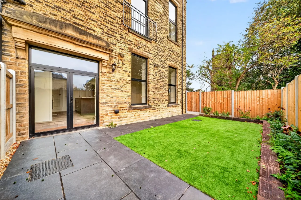 Old Road, Farsley, LS28, photo 13