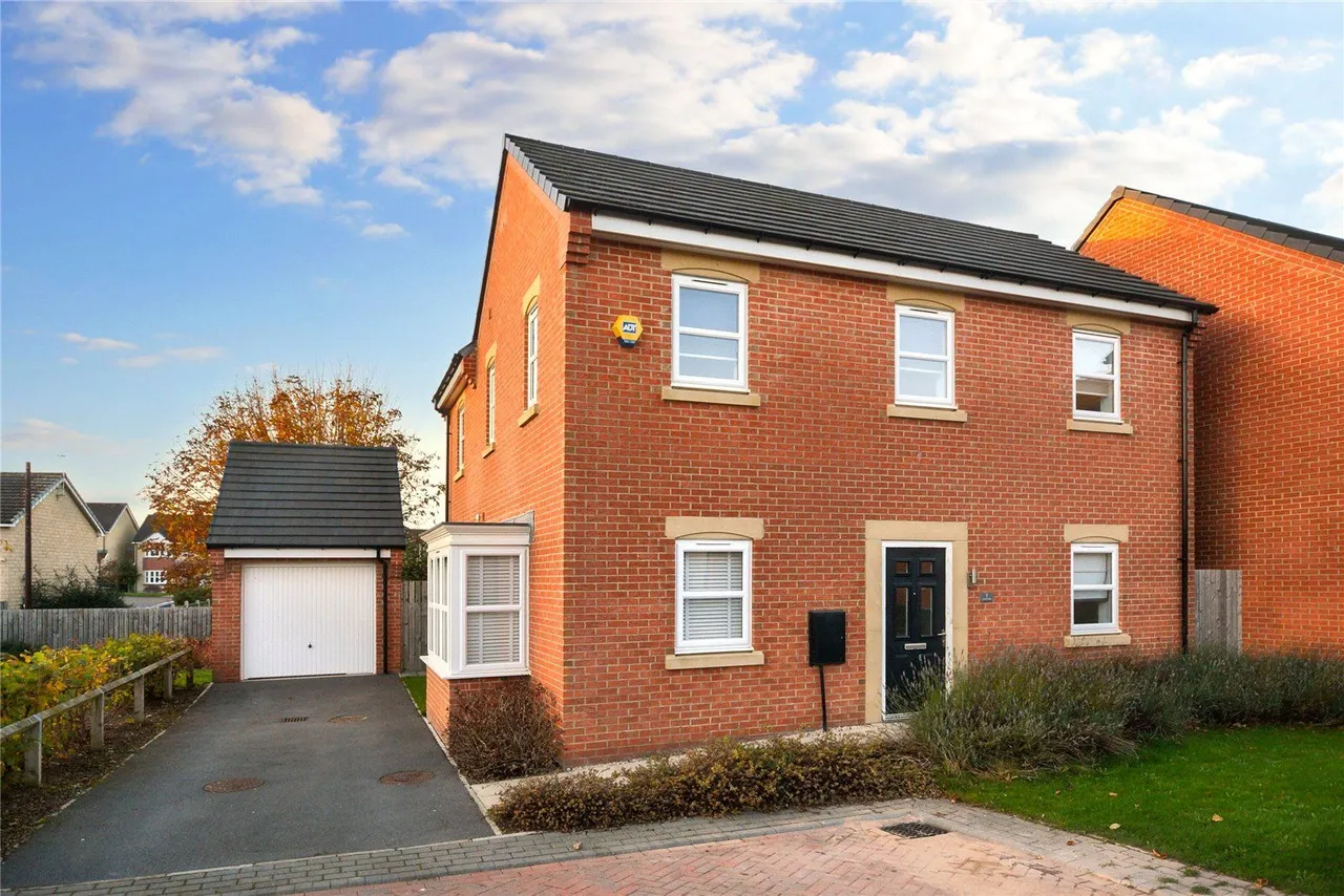 4 bed house to rent, Crocus Drive, Drighlington, BD11