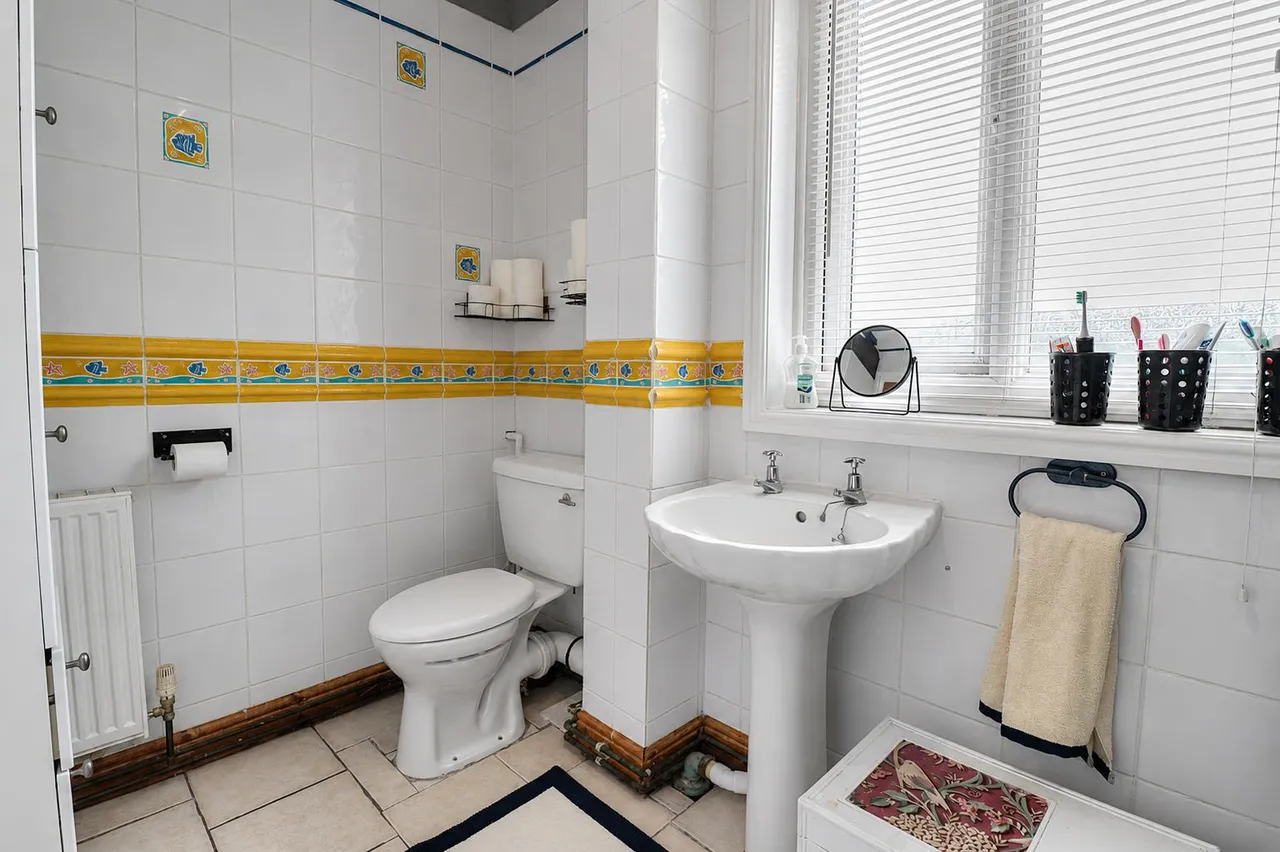 St. Marys Crescent, East Leake, LE12, photo 18