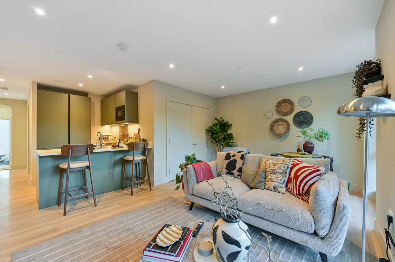 1 bed flat to rent — Showflat 2 (1 Bed), Momento Staines-upon-Thames, 28 Mill Mead