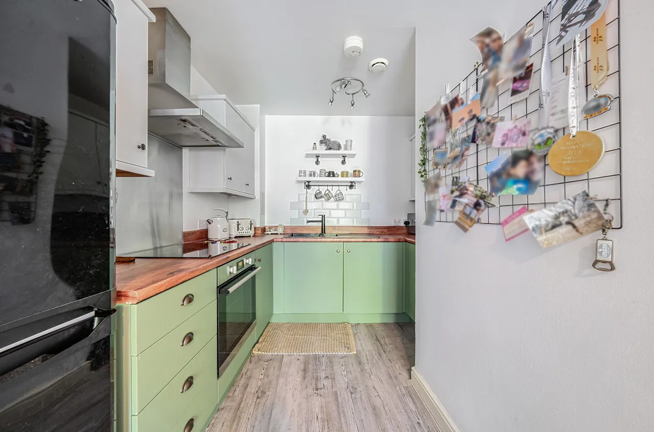 Coombe Way, Farnborough, Hampshire, GU14 7GB, photo 3