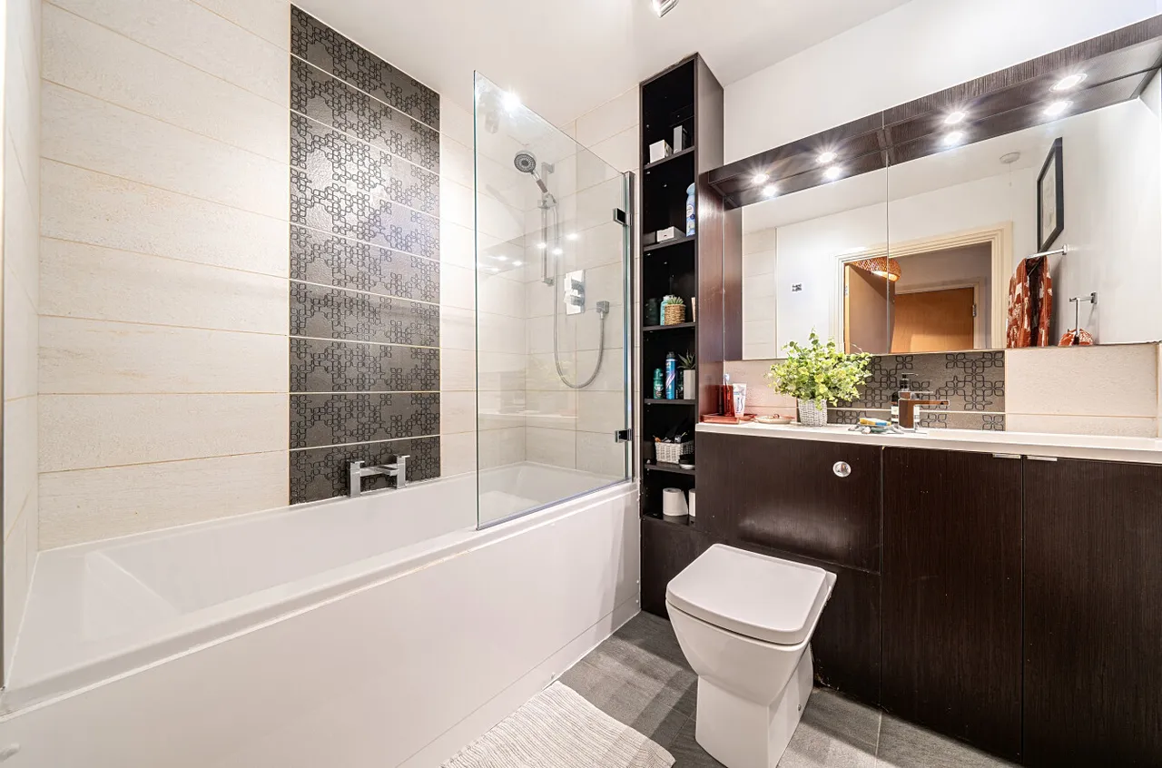 Coombe Way, Farnborough, Hampshire, GU14 7GB, photo 9