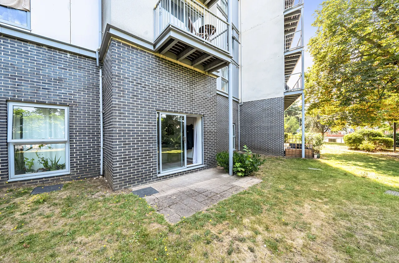 Coombe Way, Farnborough, Hampshire, GU14 7GB, photo 11
