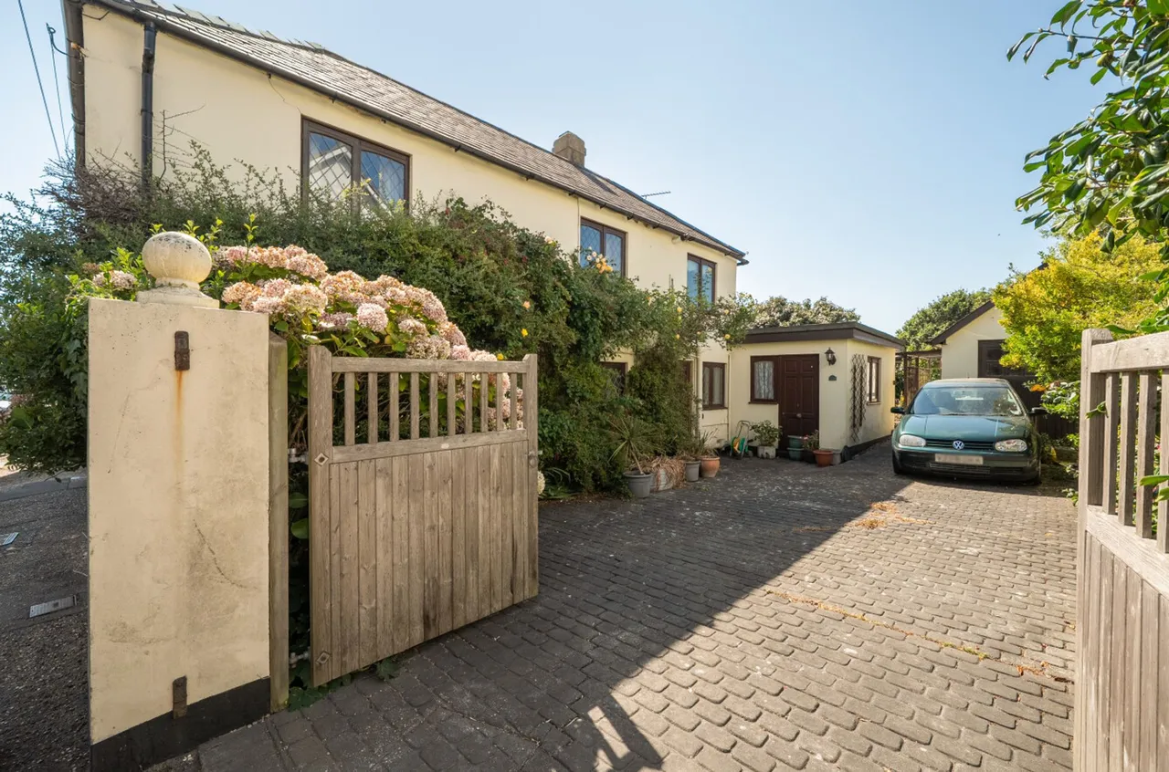 2 bed property for sale, East Street, Selsey, PO20