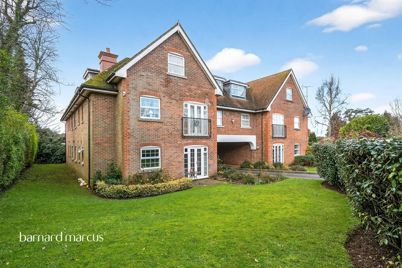 2 bed flat for sale — Brighton Road, Lower Kingswood, Tadworth