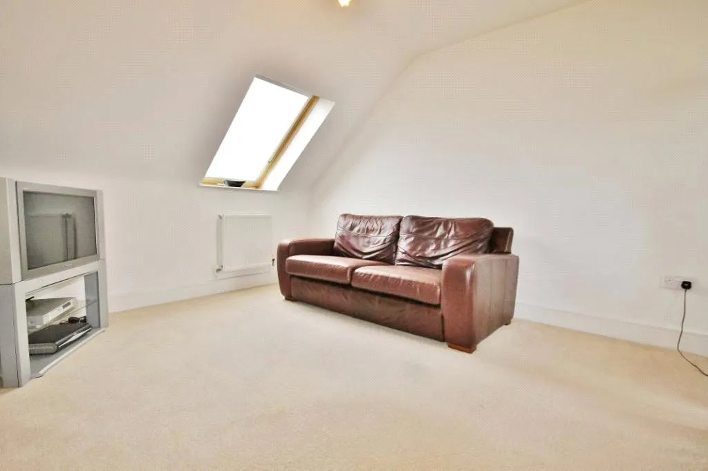 Vicarage Road, Egham, TW20, photo 2