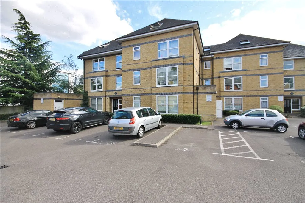 2 bed flat for sale, Vicarage Road, Egham, TW20