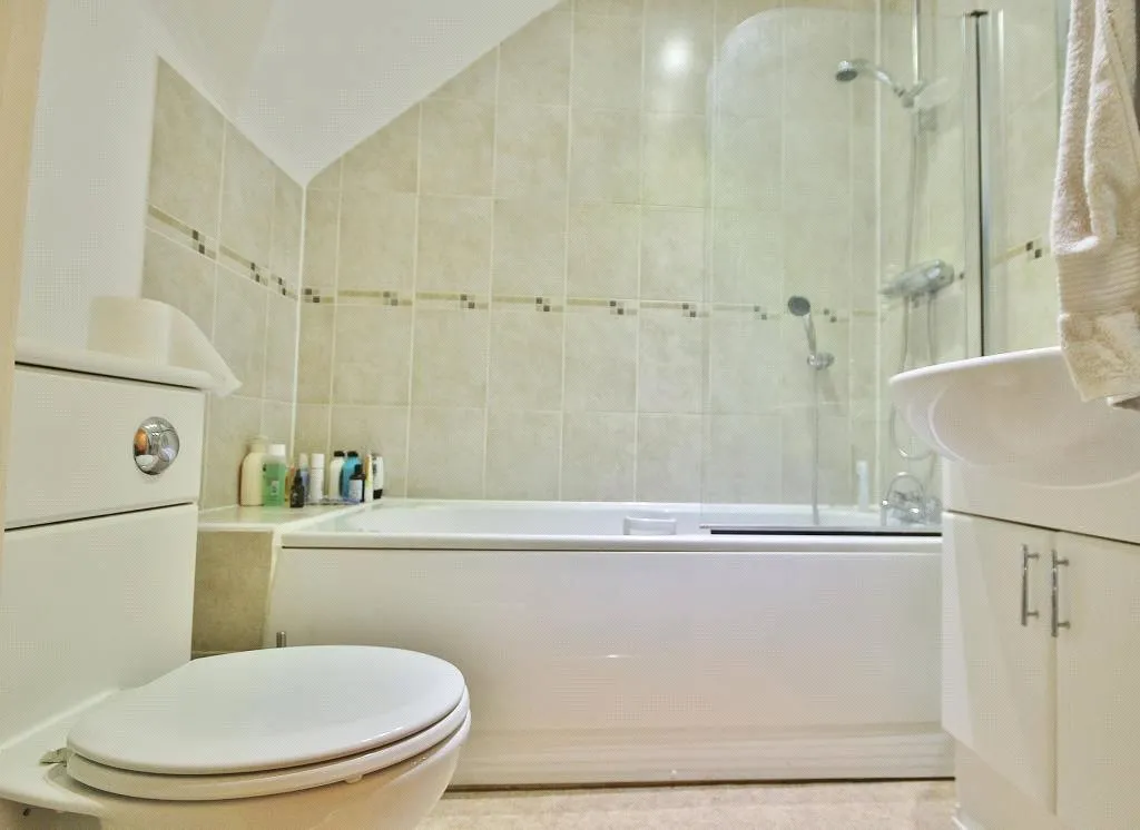 Vicarage Road, Egham, TW20, photo 7