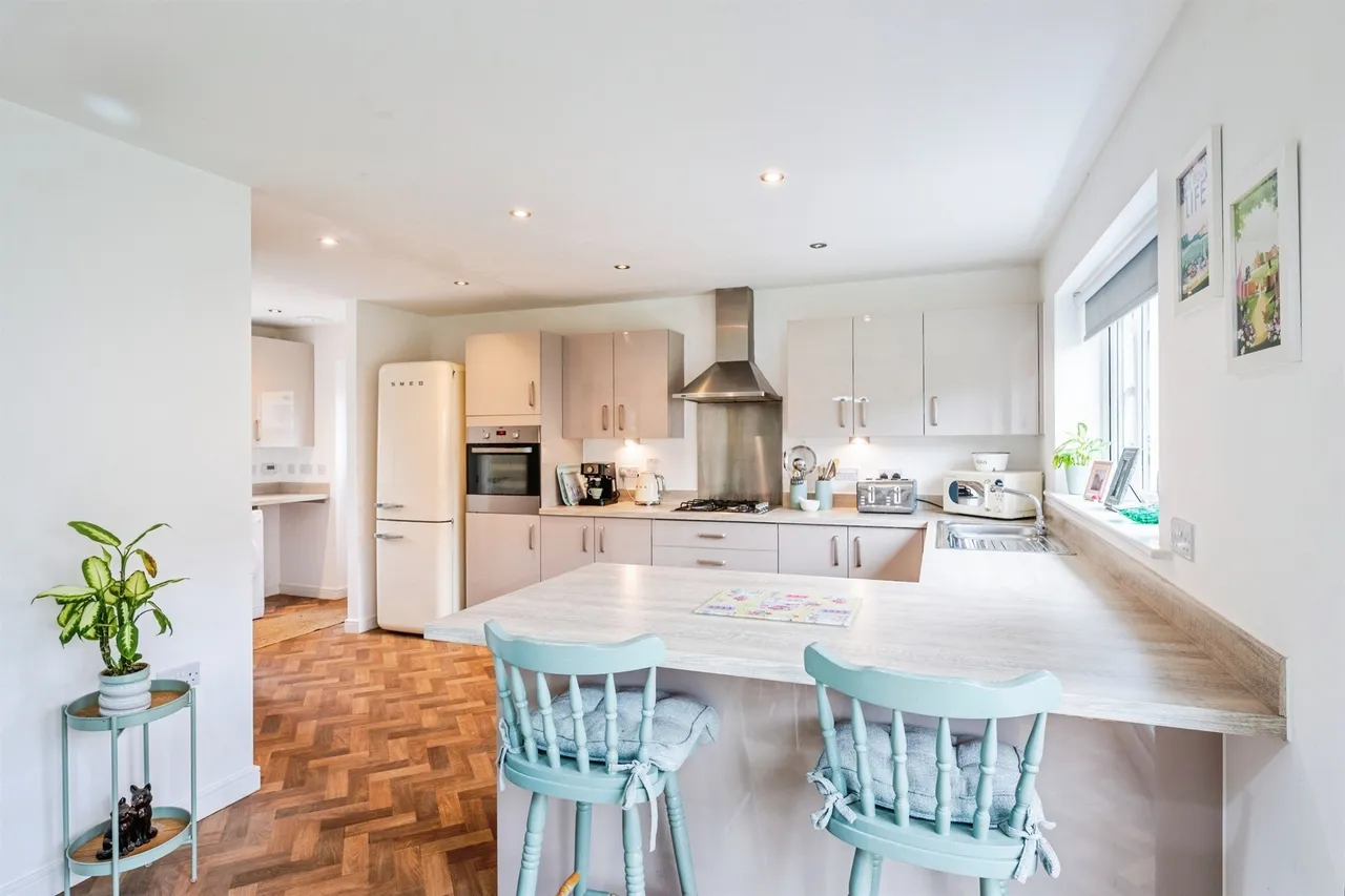Albion Crescent, Corsham, SN13, photo 2