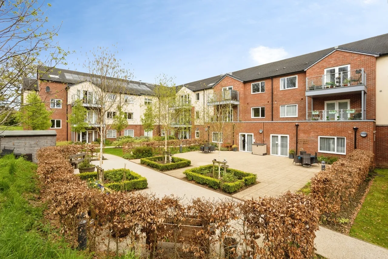 2 bed flat for sale, Tudeley Lane, Tonbridge, TN11