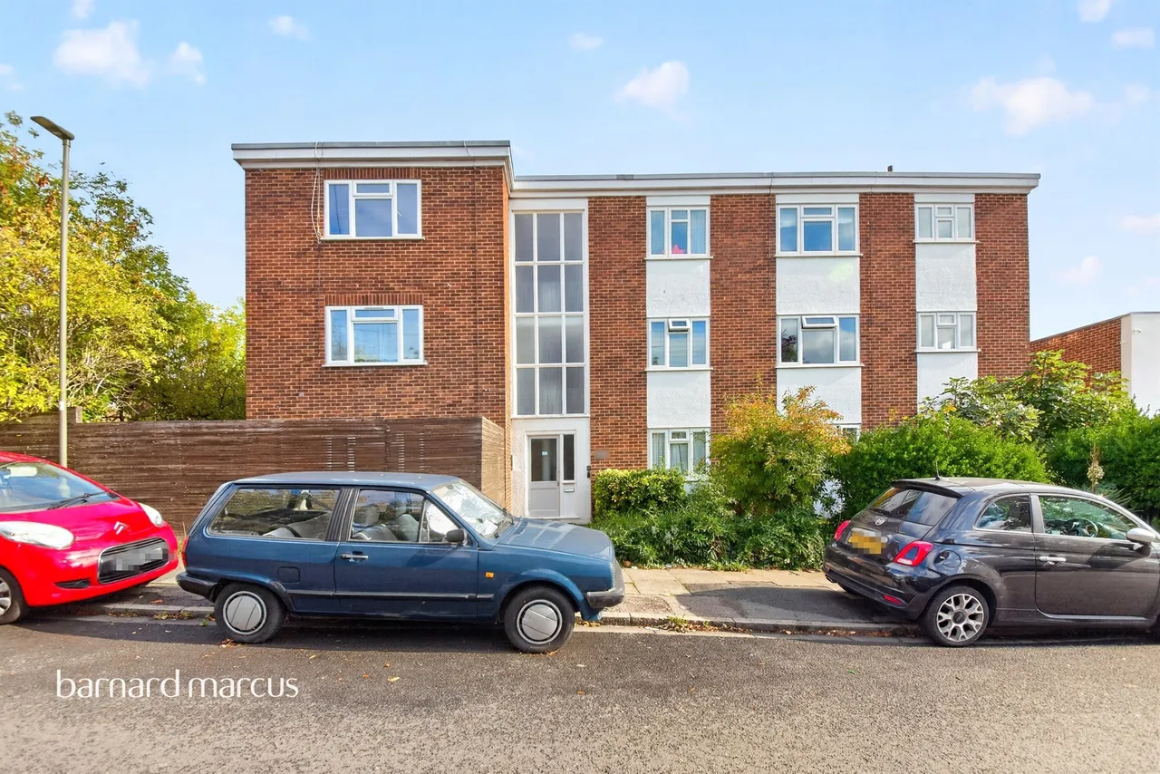 2 bed flat for sale, Friern Park, London, N12