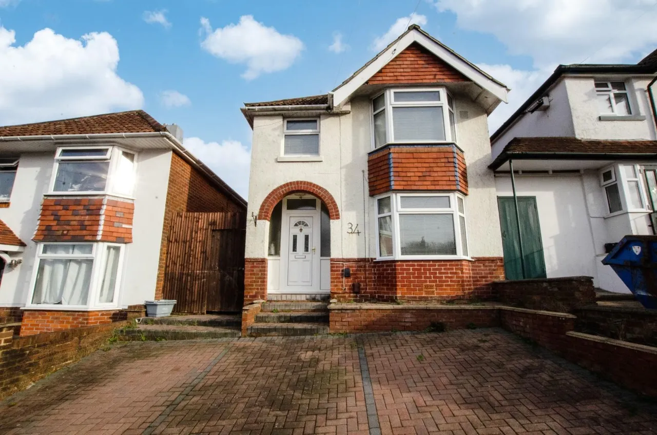3 bed house for sale — Woodmill Lane, Southampton, SO18 2PB