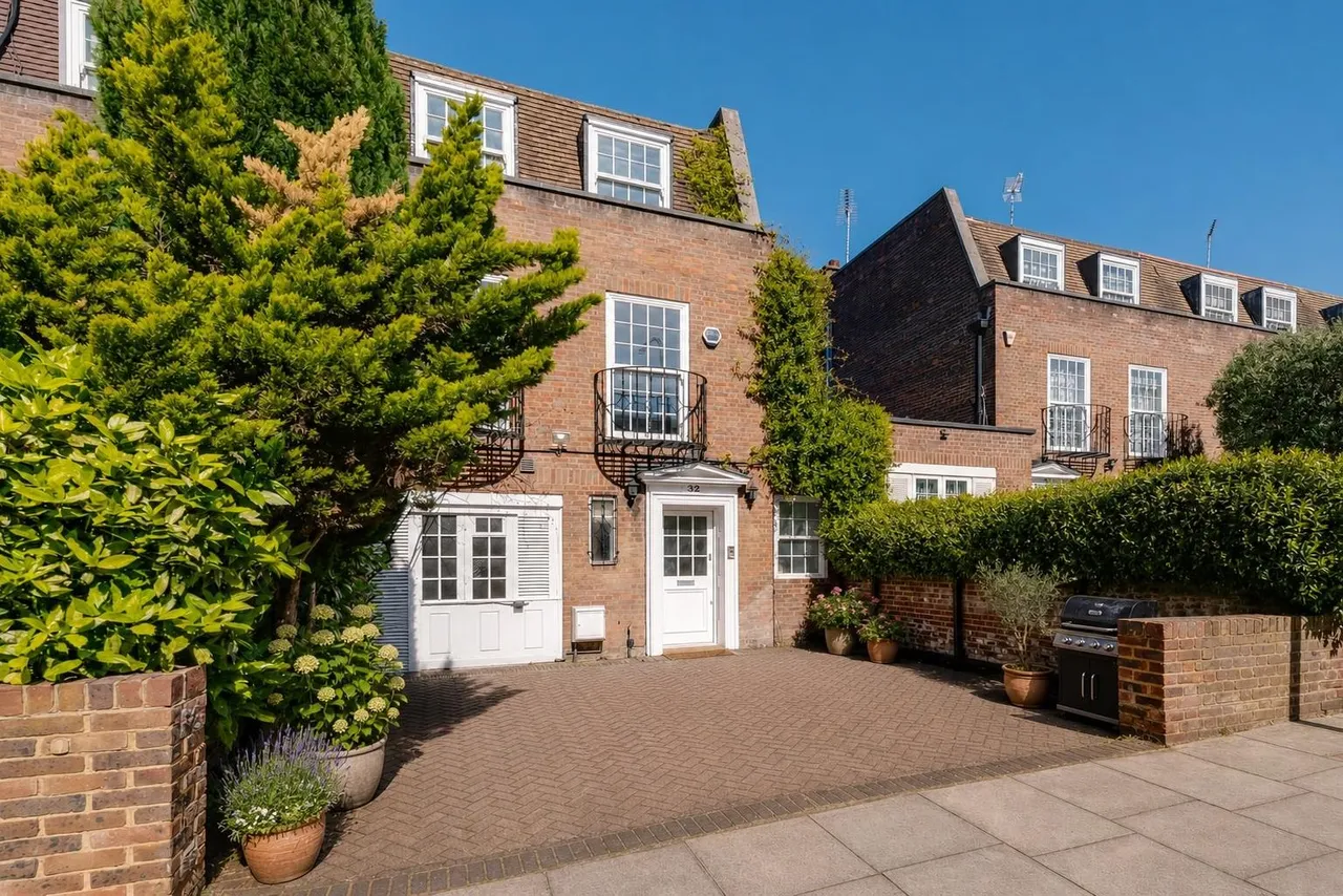 4 bed house for sale — Belsize Road, Swiss Cottage, London NW6 4RD