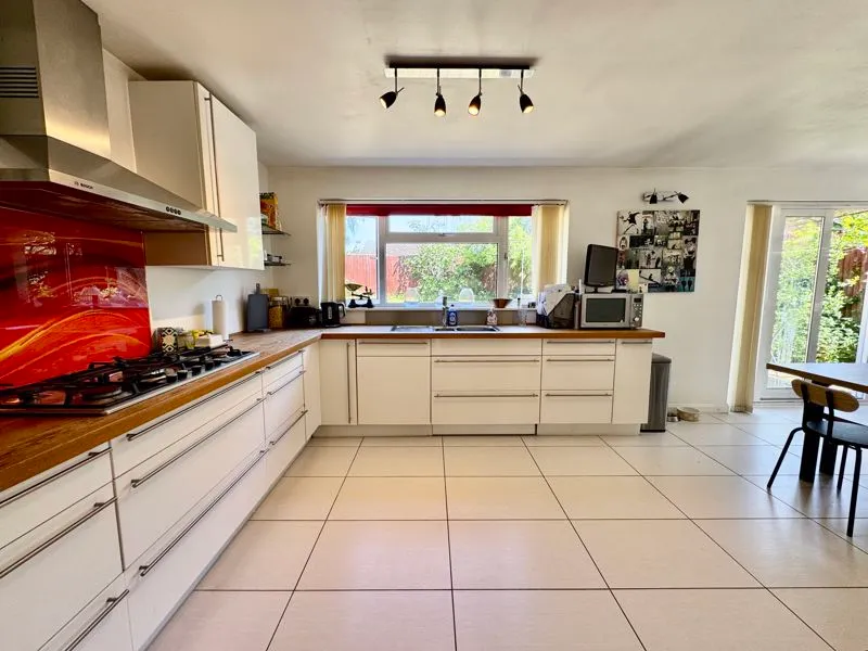 Highlea Avenue, Flackwell Heath HP10 9AD, photo 2