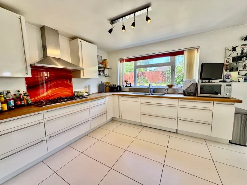 Highlea Avenue, Flackwell Heath HP10 9AD, photo 5