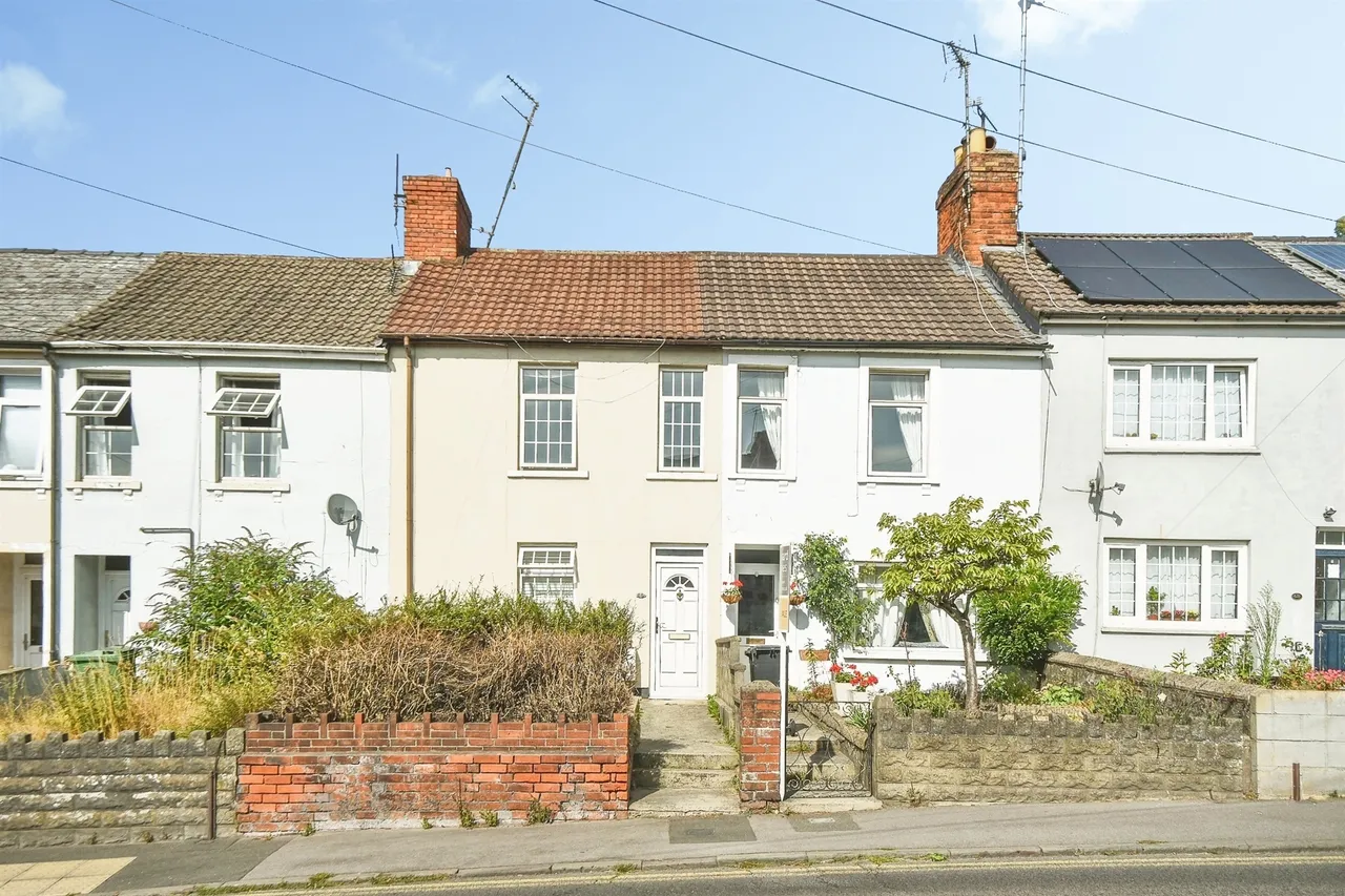 2 bed house for sale — Kingshill Road, Swindon