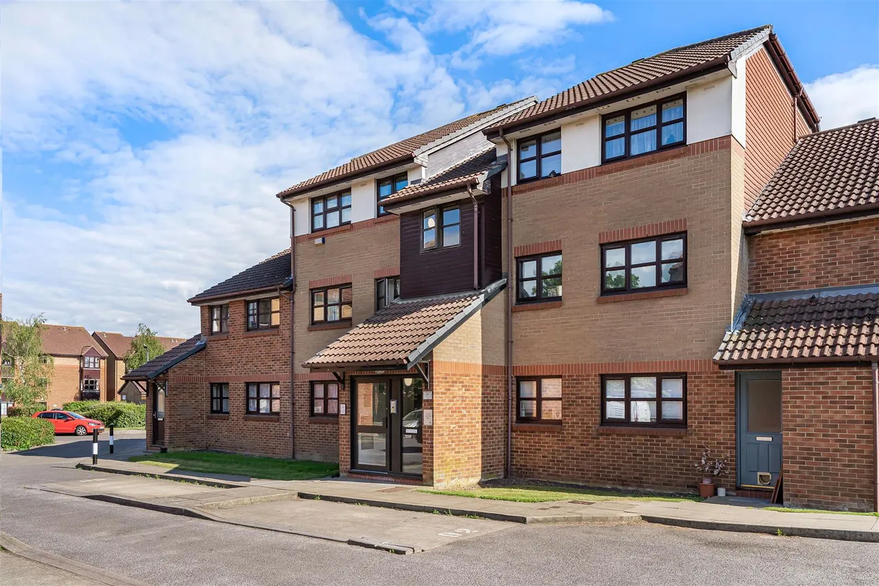 2 bed flat for sale, Conifer Way, Wembley, HA0