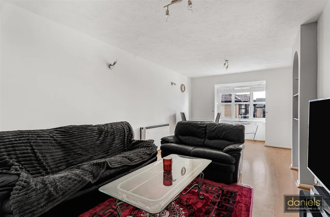 Conifer Way, Wembley, HA0, photo 2