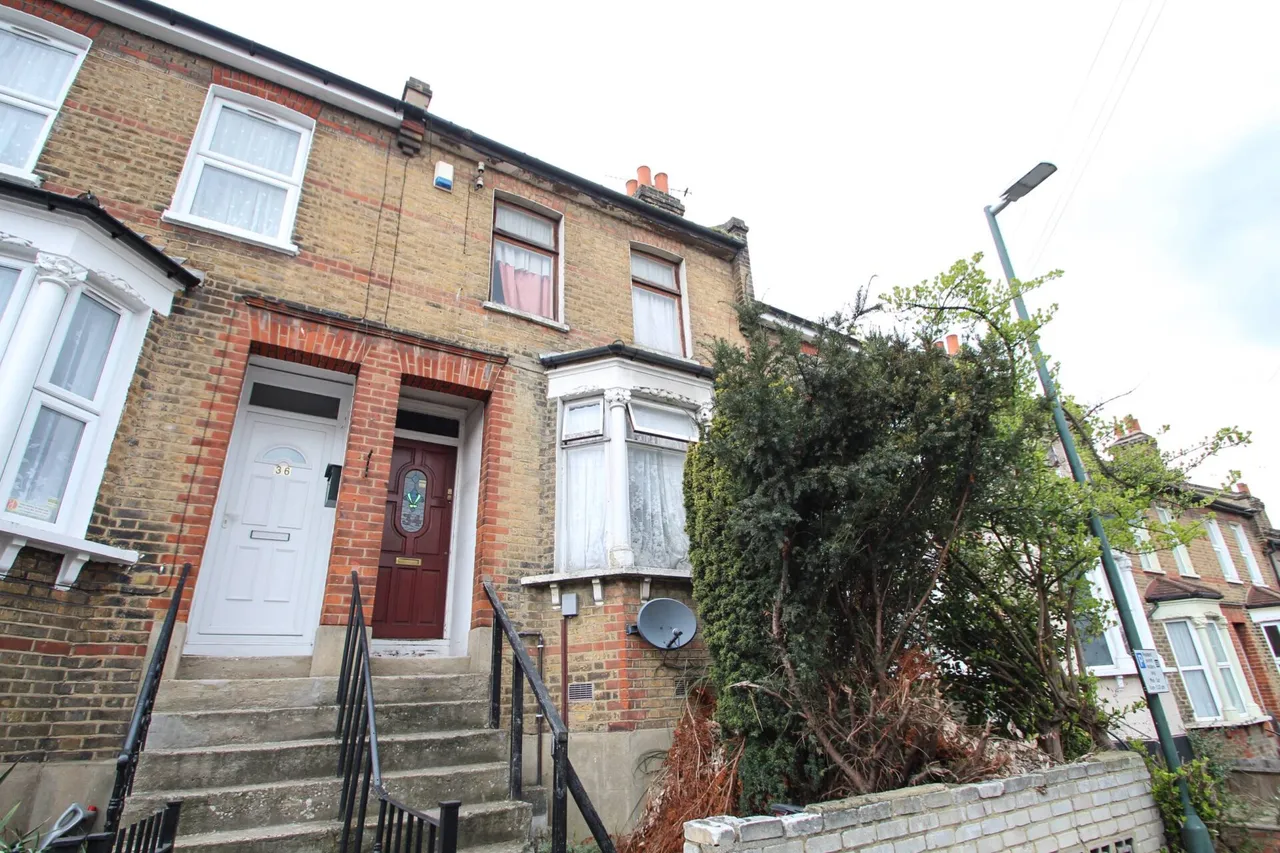 3 bed house for sale — Maximfeldt Road, Erith, Kent, DA8