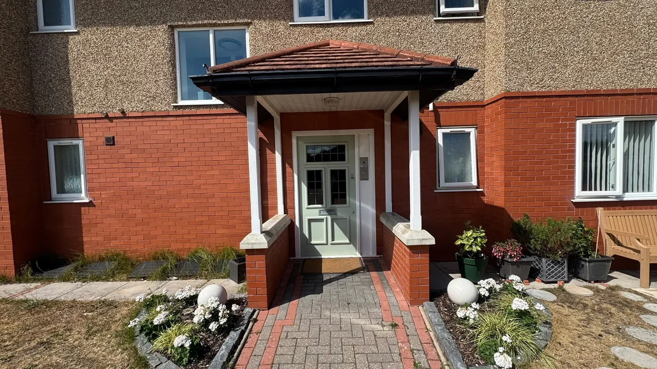 2 bed flat to rent, Hall Road West, L23