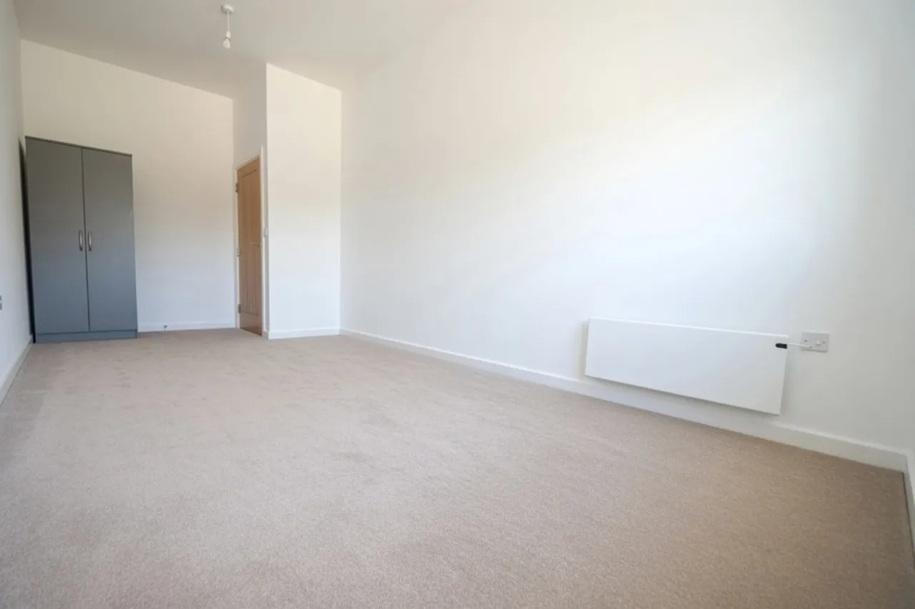 Lakeside Close, Staines-upon-Thames, photo 3