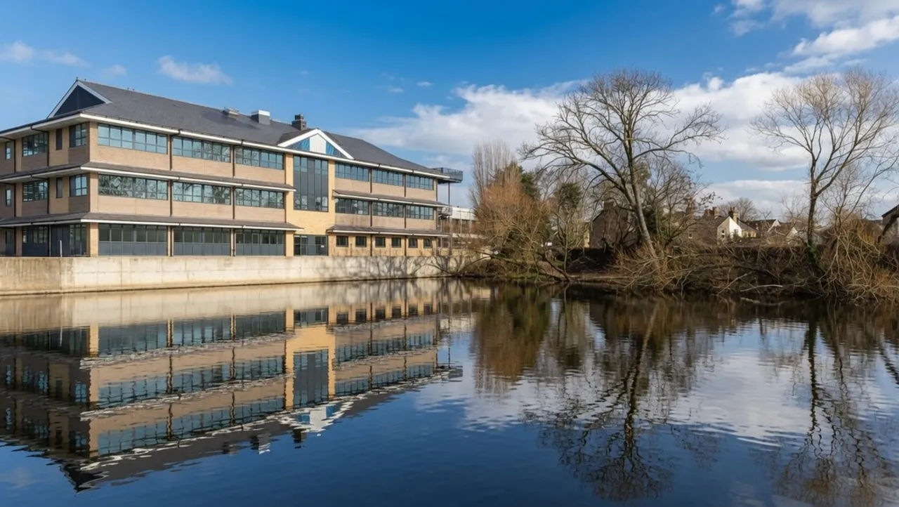 Lakeside Close, Staines-upon-Thames, photo 5