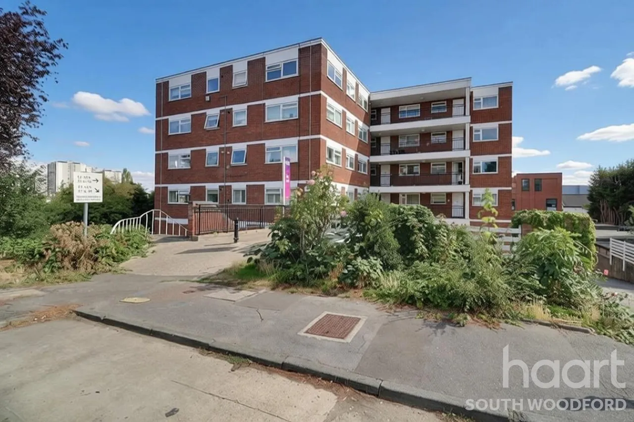 1 bed flat for sale, Lynwood Close, London, E18