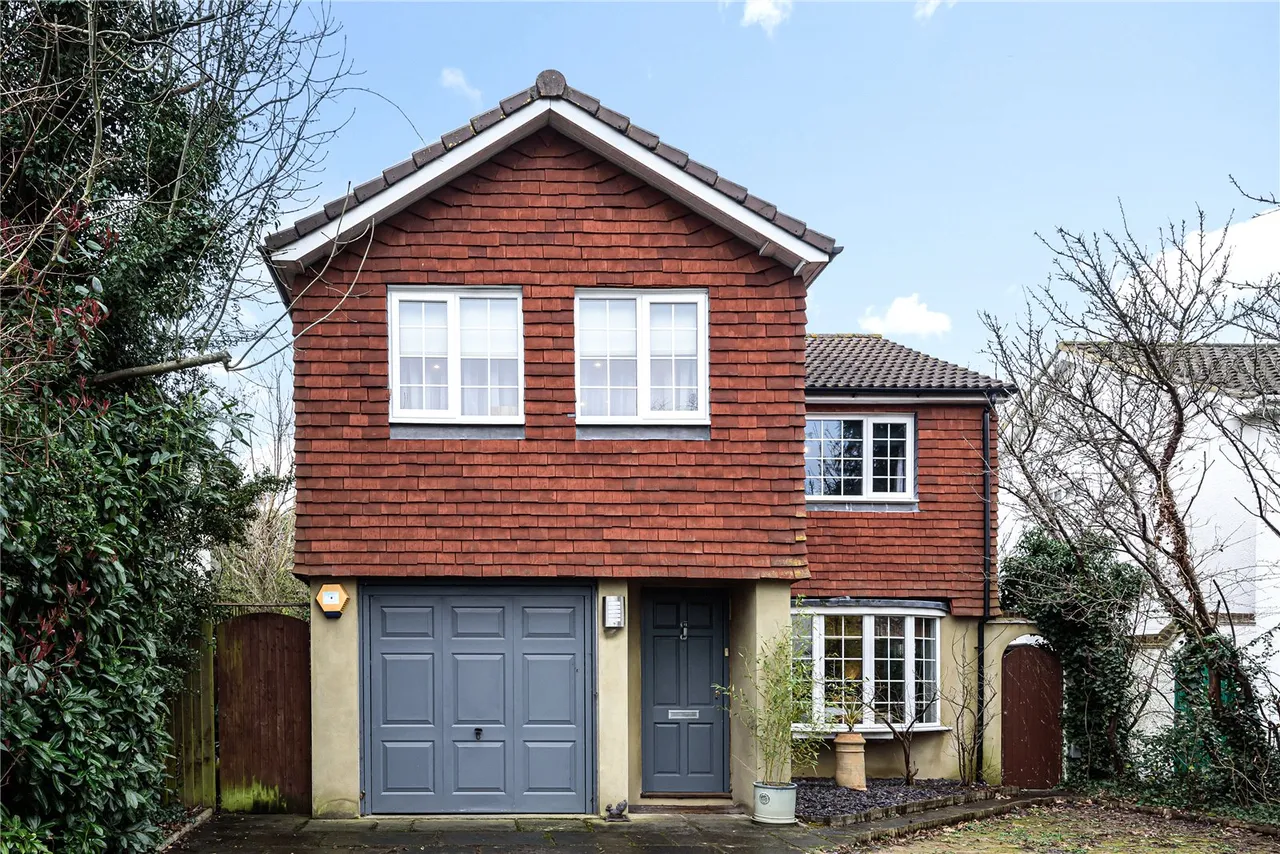 4 bed house for sale — Warwick Close, Hampton, London, TW12 2TZ