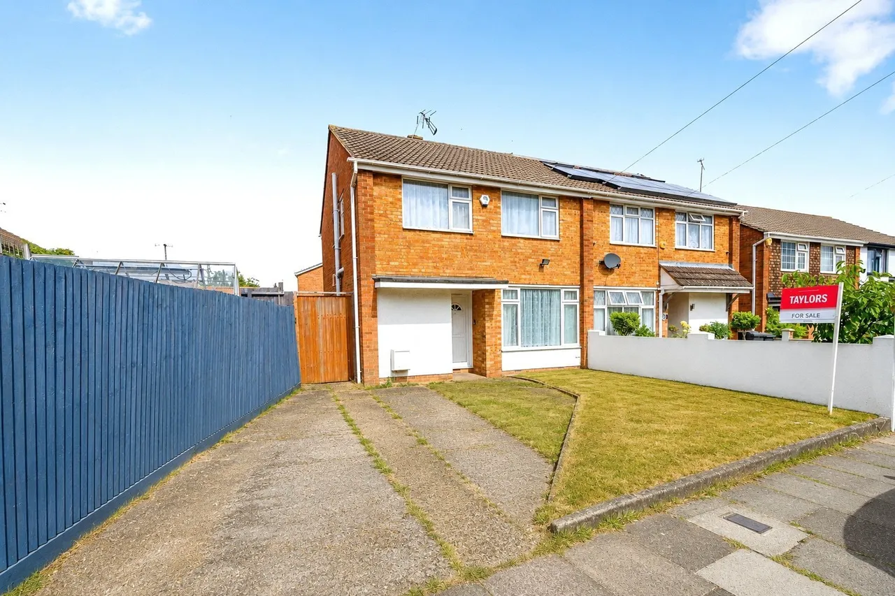 3 bed house for sale — Minorca Way, Luton, Bedfordshire, LU4