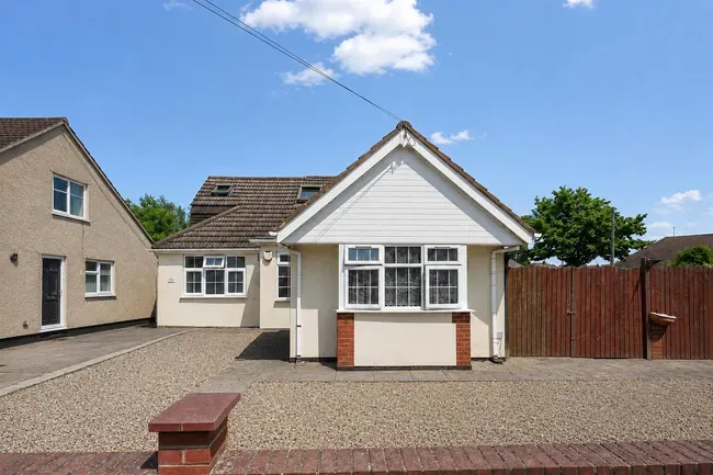 3 bed house for sale — Herlwyn Avenue, Ruislip