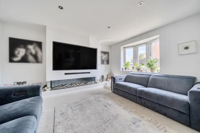 Southernwood Drive, Swindon, SN2, photo 3