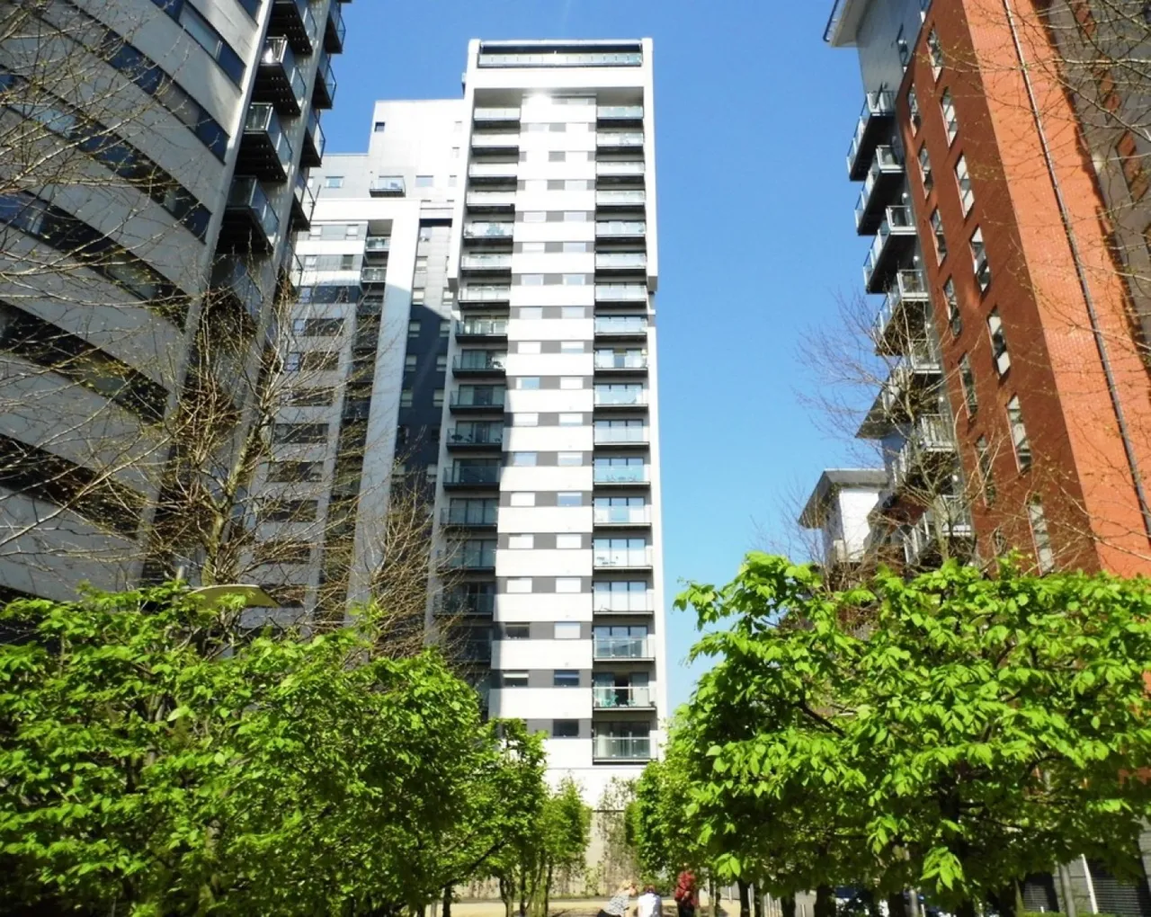 2 bed flat to rent — Britton House, Lord Street, Green Quarter, M4