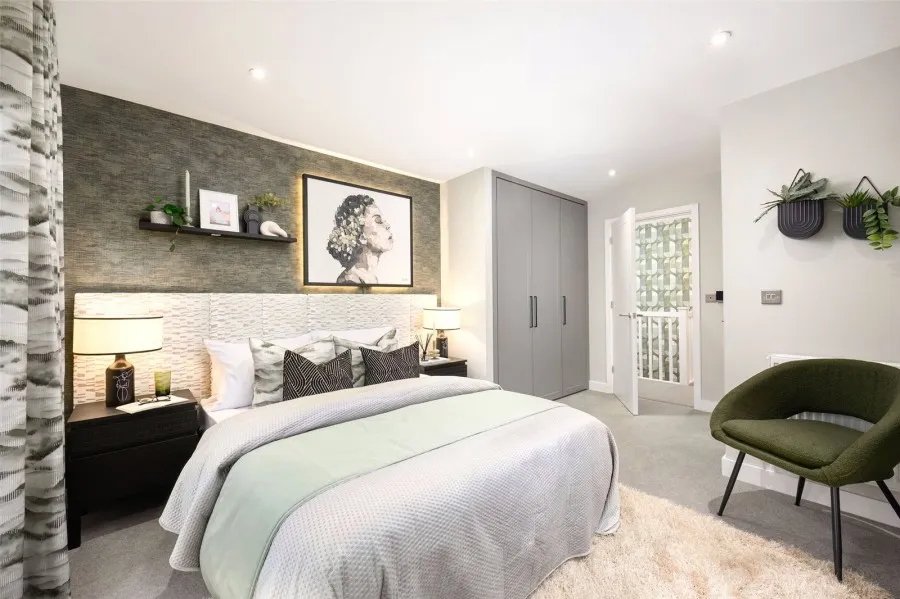 with 4 bedrooms in London Road, Newport, CB11, photo 17