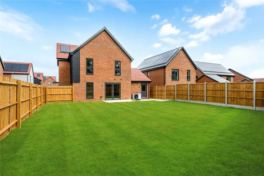 with 4 bedrooms in London Road, Newport, CB11, photo 20