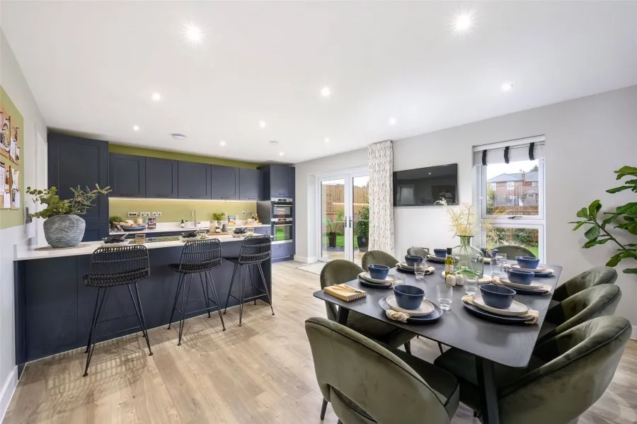 with 4 bedrooms in London Road, Newport, CB11, photo 2